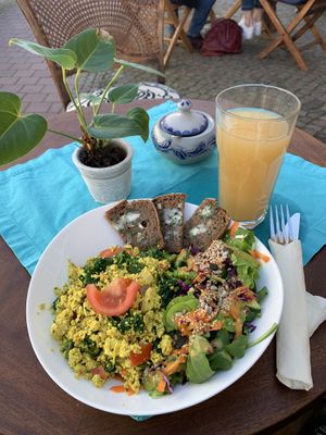 Miditeranes Rührtofu at Marae - Kaffee & Zauberei in Luebeck