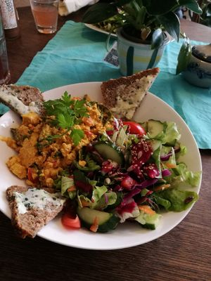 Mediterraner Rührtofu at Marae - Kaffee & Zauberei in Luebeck