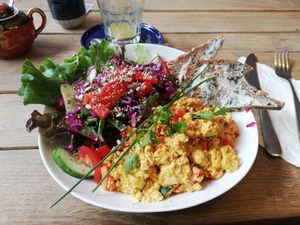 Tofu-Rührei mit Salat at Marae - Kaffee & Zauberei in Luebeck