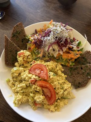 Mediterranes Tofu-Rührei   at Marae - Kaffee & Zauberei in Luebeck