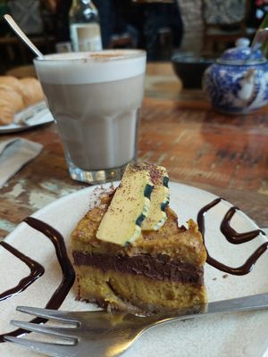 latte und kuchen at Marae - Kaffee & Zauberei in Luebeck