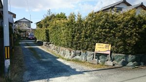As you see on the map, the premises lie very center of the block, from which extends the path eastward to where this sign is. Hence you have to go around the block when coming from the nearest station. at Kuriya in Hamamatsu