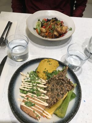 Beautiful and delicious bowls at Stem & Glory in Cambridge