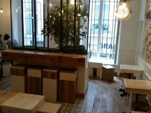 seating at Hank Vegan Pizza in Paris