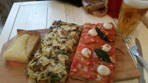 tomatoes, artichokes, a pie and a beer at Hank Vegan Pizza in Paris