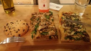 Pizza at Hank Vegan Pizza in Paris