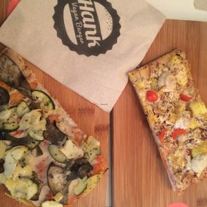 delicious vegan pizza at Hank Vegan Pizza in Paris