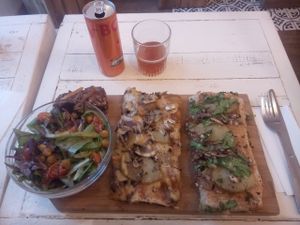 Grande menu: 2x pizza, salad, dessert and drink at Hank Vegan Pizza in Paris