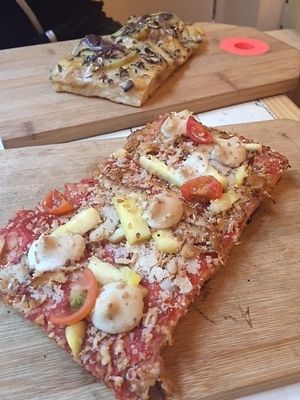 Hawaiian pizza slice at Hank Vegan Pizza in Paris