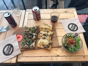 Dandy & Montagnard at Hank Vegan Pizza in Paris