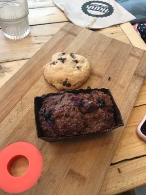 cookie & Tinder cake at Hank Vegan Pizza in Paris