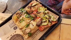 Pizza! at Hank Vegan Pizza in Paris