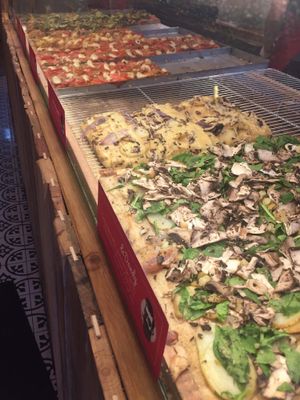 Pizza line-up at Hank Vegan Pizza in Paris