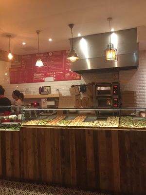 Hanks pizza inside at Hank Vegan Pizza in Paris