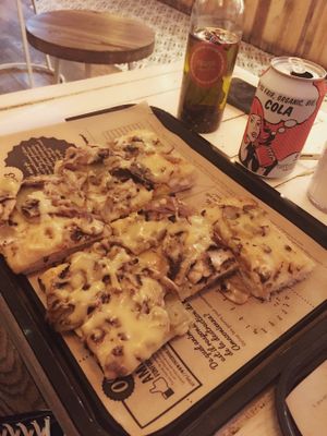 Delicious pizza at Hank Vegan Pizza in Paris