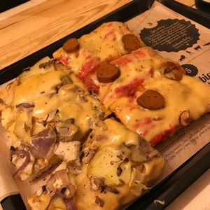 LA MONTAGNARDE on the left, PEPE RONI on the right at Hank Vegan Pizza in Paris