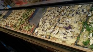 le choix de pizza a la part at Hank Vegan Pizza in Paris