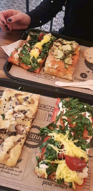 2 parts de pizza at Hank Vegan Pizza in Paris