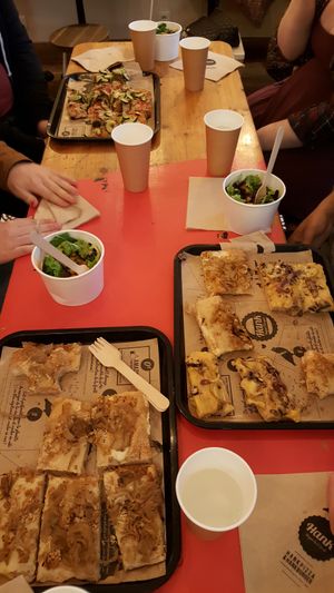 Pizzas Capt'ain Flam et salade composée at Hank Vegan Pizza in Paris