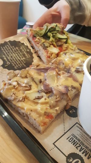 Pizza "Montagnarde" : pommes de terre, oignons et fromage vegan fondant at Hank Vegan Pizza in Paris