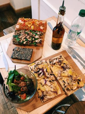 SO AMAZING at Hank Vegan Pizza in Paris