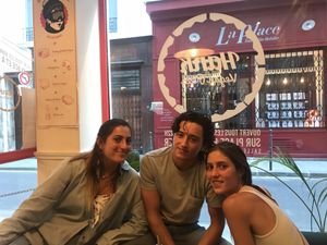 My kids are vegan at Hank Vegan Pizza in Paris