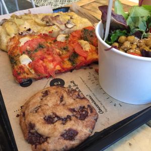 Delicious Grande Menu meal  at Hank Vegan Pizza in Paris
