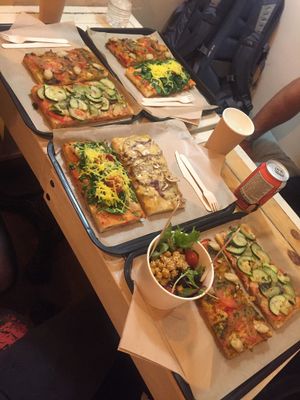 Bonnes pizzas (pour ma part la montagnarde mériterait d'être revue) mais des parts un peu petites selon moi... Surtout quand on est un-e grand-e mangeur/se !!  at Hank Vegan Pizza in Paris