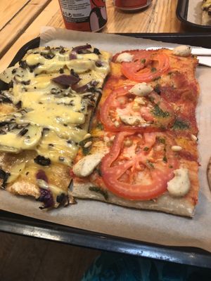 Pizza meal at Hank Vegan Pizza in Paris