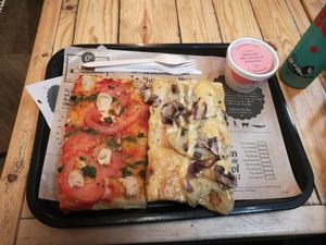 Amazing pizza at Hank Vegan Pizza in Paris