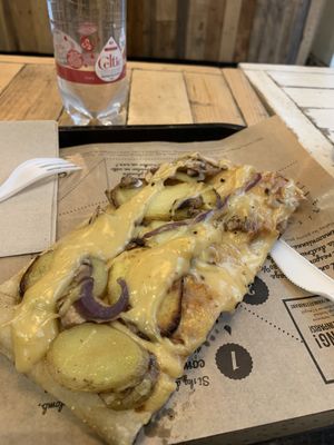 Their best seller pizza at Hank Vegan Pizza in Paris