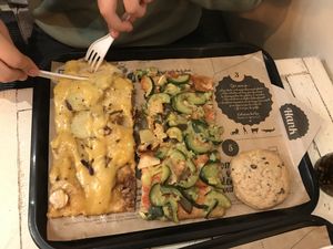 Pizzas e cookie at Hank Vegan Pizza in Paris