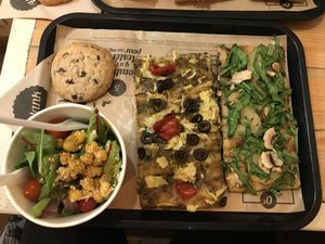 Pizzas, cookie e salada at Hank Vegan Pizza in Paris