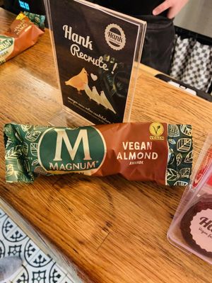 Vegan Magnum  at Hank Vegan Pizza in Paris