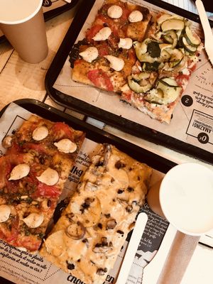 Pizzas  at Hank Vegan Pizza in Paris
