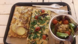 Potato, vegan cream cheese and to the right "the tourist" artichokes. Spinach, tomatoes 😋 at Hank Vegan Pizza in Paris