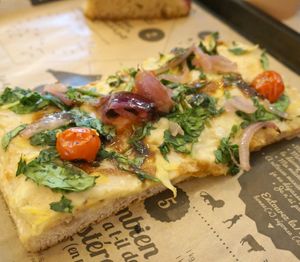 Pizza at Hank Vegan Pizza in Paris