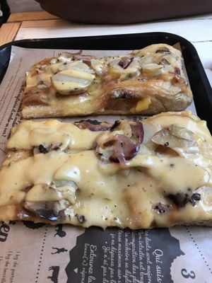 Cheese and potatoes  at Hank Vegan Pizza in Paris