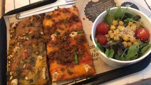 :-) at Hank Vegan Pizza in Paris