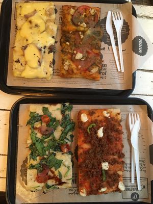 4 slices of vegan pizza at Hank Vegan Pizza in Paris