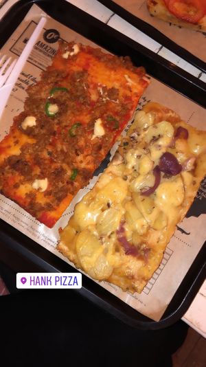 Vegan pizza at Hank Vegan Pizza in Paris