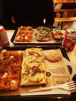 Pizzas at Hank Vegan Pizza in Paris