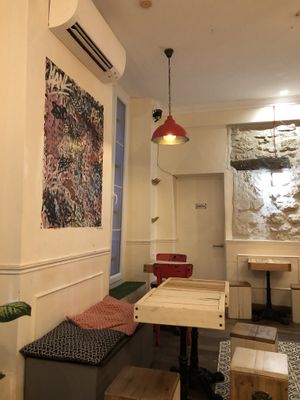 Nice seating area  at Hank Vegan Pizza in Paris