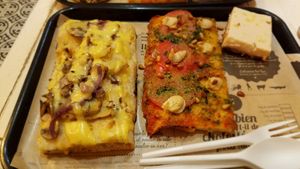 Pizza with cheese at Hank Vegan Pizza in Paris