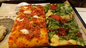 Pizza with beyond meat at Hank Vegan Pizza in Paris