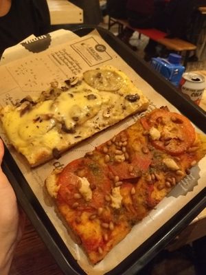 Delicious pizza at Hank Vegan Pizza in Paris