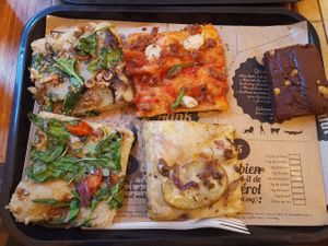 All 4 pizzas at Hank Vegan Pizza in Paris