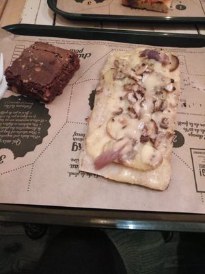 Mushroom pizza and chocolate brownie at Hank Vegan Pizza in Paris