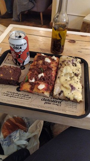 Brownie. Soda. Hot oil. 2 slices of pizza at Hank Vegan Pizza in Paris