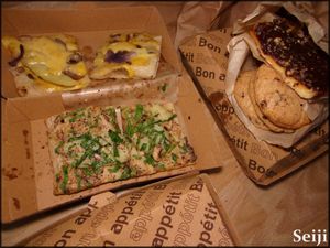 Pizzas avec cookies et tartelette chocolat at Hank Vegan Pizza in Paris